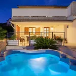 4 Bedroom Amazing In Barbat Barbat na Rabu