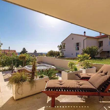 4 Bedroom Amazing In Barbat * Banjol