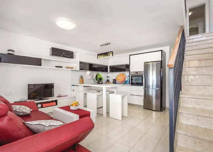 4 Bedroom Amazing In Barbat * Banjol