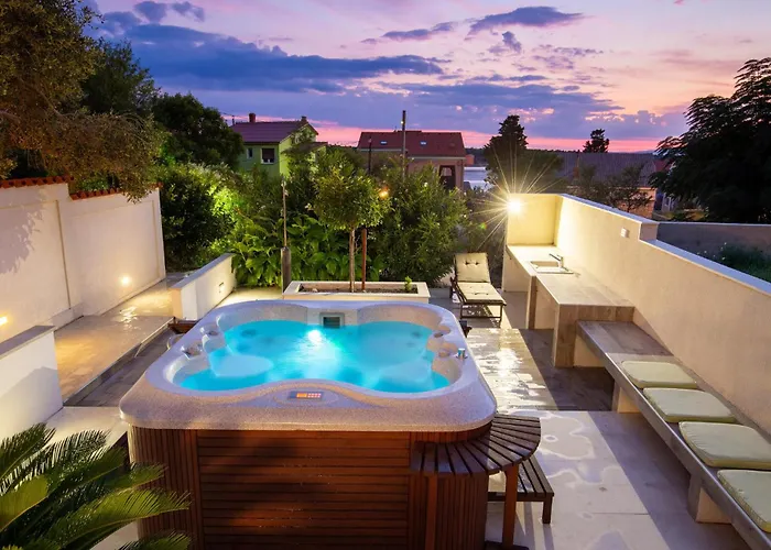 4 Bedroom Amazing In Barbat * Banjol