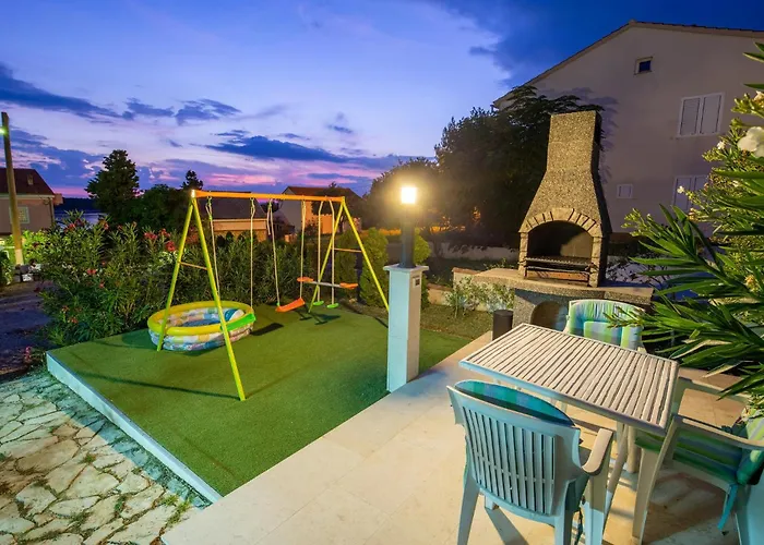 4 Bedroom Amazing In Barbat Banjol