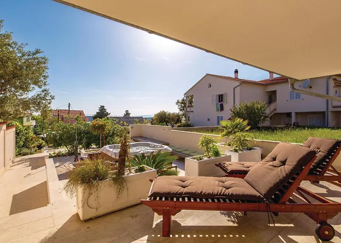 4 Bedroom Amazing In Barbat * Banjol