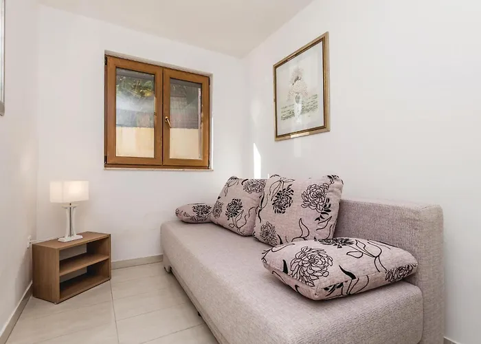 4 Bedroom Amazing In Barbat Banjol