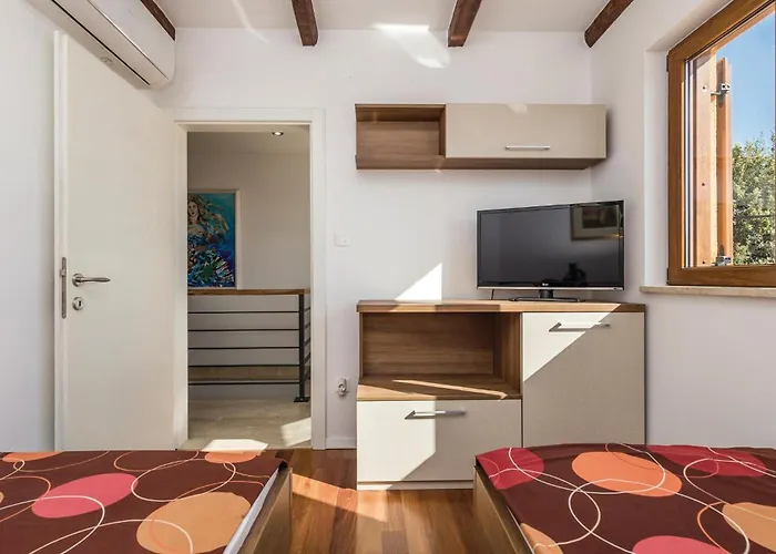 4 Bedroom Amazing In Barbat * Banjol