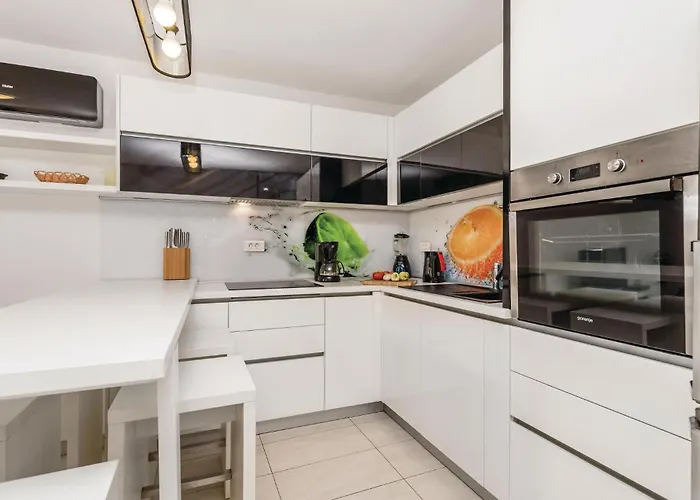 4 Bedroom Amazing In Barbat 펜션 Banjol