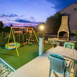 4 Bedroom Amazing In Barbat Barbat na Rabu