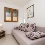 4 Bedroom Amazing In Barbat Barbat na Rabu