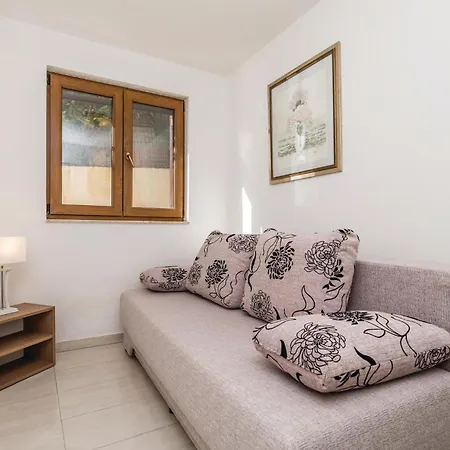 4 Bedroom Amazing In Barbat Barbat na Rabu