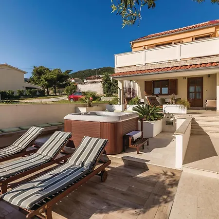 4 Bedroom Amazing In Barbat
