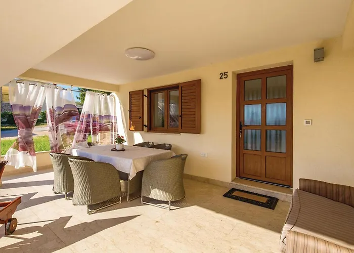 Дом отдыха 4 Bedroom Amazing In Barbat *