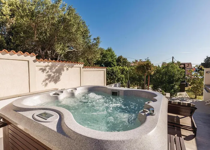 4 Bedroom Amazing In Barbat Holiday home Banjol